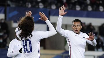 Koundé (derecha) tras marcar a Eslovaquia.