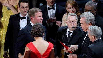 Imagen de la gala de los Premios Oscar 2017, con el error del vencedor a la Mejor Pel&iacute;cula.