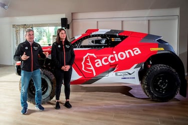 Se confirmó en noviembre del año pasado, pero Laia tuvo que esperar casi cuatro meses para verse formando pareja en una nueva competición eléctrica con Carlos Sainz. El madrileño eligió a la catalana para su equipo de Extreme E, el Acciona | Sainz XE Team, y ésta se mostró tan encantada como comprometida por tal privilegio. En su primer día en el X-Prix del Desierto en Al Ula (Arabia Saudí), arrancaron muy bien como segundos en la clasificación. El domingo se quedaron sin final, pero salieron cuartos de la cita y Laia cumplió en su estreno.