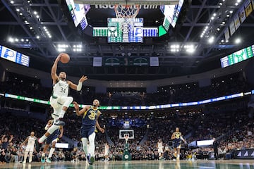'The Greek Freak' ha demostrado en numerosas ocasiones su facilidad para sumar y llenar las hojas de estad¨ªsticas de cifras desorbitadas, pero en ninguna ocasi¨®n hab¨ªa conseguido una marca anotadora como los 64 puntos que le endos¨® a los Indiana Pacers la madrugada del 13 de diciembre de 2023. Giannis lleg¨® con especiales ganas al encuentro, ya que los j¨®venes y descarados Pacers hab¨ªan eliminado a sus Bucks del In-Season Tournament, y fue durante todo el partido un terremoto imparable para la defensa de los Pacers, que no se encuentra adem¨¢s entre las mejores de la competici¨®n. Su agresividad le llev¨® a conseguir 20 de 28 en tiros de campo adem¨¢s de ir reiteradamente a la l¨ªnea de tiros libres, sumando 24 m¨¢s desde ah¨ª. Cerr¨® su gran actuaci¨®n dejando una de las im¨¢genes de la temporada en la NBA, aunque s¨®lo sea por lo extra?o de la misma: un tremendo enfado con persecuci¨®n incluida hacia el vestuario de los rivales para llevarse el bal¨®n del encuentro, objeto de valor para recordar la que de momento es la mejor marca de su carrera.