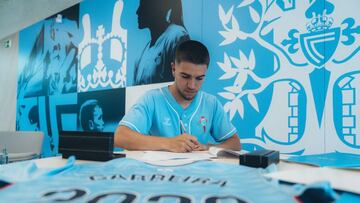 Sergio Carreira, en el momento de la firma de su renovación en Balaídos.