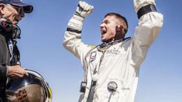 <b>DE LA ESTRATOSFERA AL DESIERTO. </b>Baumgartner celebra el éxito junto a Mike Todd, ingeniero de soporte vital. El momento del salto desde la cápsula fue espectacular.