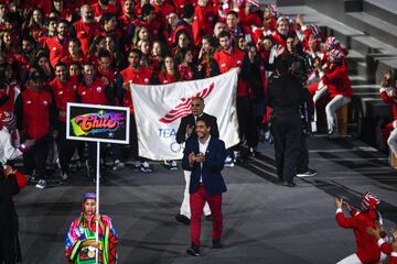 Felipe Miranda, abanderado nacional, lidera a la delegación chilena desfilando en el estadio Nacional de Lima en el marco de la inauguración de los Juegos Panamericanos Lima 2019.