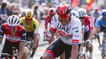 Wevelgem (Belgium), 31/03/2019.- Norwegian rider Alexander Kristoff (R) of the UAE Team Emirates celebrates as he crosses the finish line to win the 81st edition of the Gent-Wevelgem one day cycling race over 249km from Deinze to Wevelgem, Belgium, 31 March 2019. (Ciclismo, B&eacute;lgica) EFE/EPA/STEPHANIE LECOCQ