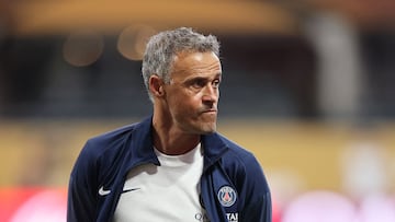 ATLANTA, GEORGIA - JUNE 29: Luis Enrique, Head Coach of Paris Saint-Germain, inspects the pitch prior to the FIFA Club World Cup 2025 round of 16 match between Paris Saint-Germain and Inter Miami CF at Mercedes-Benz Stadium on June 29, 2025 in Atlanta, Georgia. Alex Grimm/Getty Images/AFP (Photo by ALEX GRIMM / GETTY IMAGES NORTH AMERICA / Getty Images via AFP)