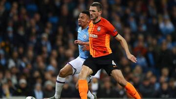 MANCHESTER, ENGLAND - NOVEMBER 26: Gabriel Jesus of Manchester City battles for possession with Serhiy Kryvtsov of Shakhtar Donetsk during the UEFA Champions League group C match between Manchester City and Shakhtar Donetsk at Etihad Stadium on November 2