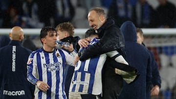 Los jugadores de la Real Sociedad y su entrenador Pellegrino Matarazzo (d) celebran la victoria al finalizar el partido de la jornada 21 de LaLiga disputado entre la Real Sociedad y el Celta de Vigo en el estadio de Anoeta. EFE/Javier Etxezarreta