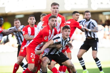 El Almería venció a domicilio ante el Cartagena, en un partido en el que comenzó ganando con gol de Arribas, después de una sensacional asistencia de Centelles. El lateral metió un balón envenenado (que dio muchos botes) en área pequeña, antes de que el centrocampista anotara.