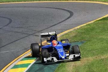 Felipe Nasr del equipo Sauber se sale de la pista durante la clasificación del GP de Australia.