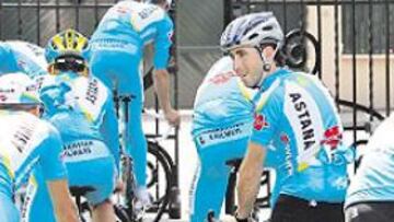 <b>EN ESTRASBURGO. </b>Los ciclistas del Astná-Wurth entran en el hotel tras su entrenamiento de ayer.