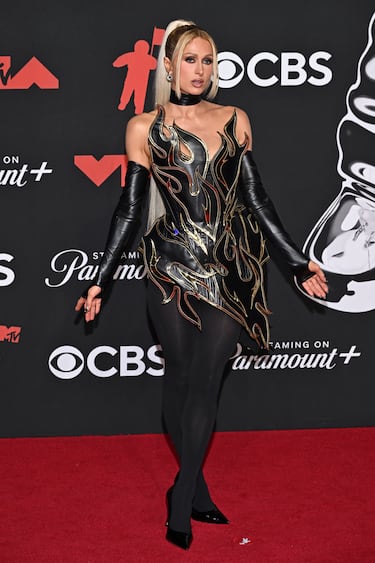 Paris Hilton posa en la alfombra roja de los MTV Video Music Awards.