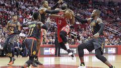 James Harden frente a Dwight Howard.