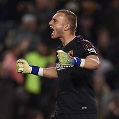 Cillessen: vitoreado en el césped y felicitado en el vestuario