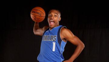 GREENBURGH, NY - AUGUST 11: Dennis Smith Jr of the Dallas Mavericks poses for a portrait during the 2017 NBA Rookie Photo Shoot at MSG Training Center on August 11, 2017 in Greenburgh, New York. NOTE TO USER: User expressly acknowledges and agrees that, by downloading and or using this photograph, User is consenting to the terms and conditions of the Getty Images License Agreement.   Elsa/Getty Images/AFP
 == FOR NEWSPAPERS, INTERNET, TELCOS &amp; TELEVISION USE ONLY ==