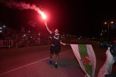 Locura en Elche con la llegada de sus héroes