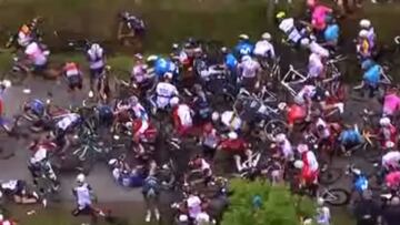 La imprudencia de un espectador cuesta una caída masiva en el Tour