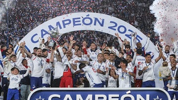 AMDEP9848. MONTEVIDEO (URUGUAY), 30/11/2025.- Jugadores de Nacional celebran con el trofeo al ganar la final del campeonato uruguayo este domingo, en Montevideo (Uruguay). EFE/ Gaston Britos