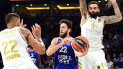 Tavares y Taylor, del Madrid, frente a Micic, del Anadolu Efes.