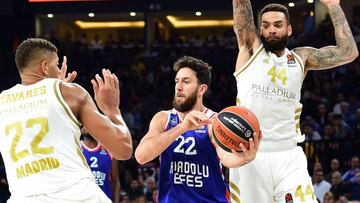 Tavares y Taylor, del Madrid, frente a Micic, del Anadolu Efes.