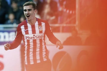 Atletico Madrid's French forward Antoine Griezmann celebrates a goal during the Spanish league football match RCD Espanyol vs Club Atletico de Madrid atxA0the Cornella-El Prat stadium in Cornella de Llobregat on April 9, 2016. / AFP PHOTO / PAU BARRENA