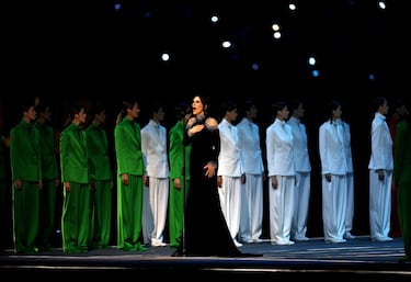 La cantante italiana Laura Pausini interpreta el himno de Italia durante la ceremonia inaugural de los Juegos Olímpicos de Invierno.