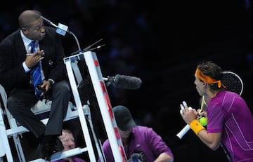 “No quiero jugar más. ¡Me estás diciendo una barbaridad, me estás diciendo una locura! ¡Carlos, mi bola ha ido dentro!”. Estas son las palabras con las que, a gritos, Rafa Nadal se dirigió al juez de silla brasileño, Carlos Bernardes, durante su partido de fase de grupos ante Tomas Berdych en las ATP Finals de 2010. En pleno punto, el balear levantó instintivamente la mano ante una bola del checo que, aparentemente, fue mala. Ese gesto lo interpretó Bernardes como una interrupción del punto por parte de Nadal, y como el ojo de halcón mostró que la bola de Berdych acabó botando en la línea de fondo, el juez de silla le dio el punto por perdido a Nadal, como indica el reglamento. El gesto de Nadal (que solicitaba repetir el punto) no fue para detener el juego, según explicó en rueda de prensa, pero la confusión ya estaba hecha y dejó uno de los momentos más tensos de la historia del torneo.