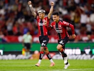AME724. GUADALAJARA (MÉXICO), 04/03/2026.- Alfonso González (d) de Atlas celebra un gol este miércoles, durante un partido del torneo apertura 2026 de la Liga MX entre Atlas y Tijuana en el Estadio Jalisco, en Guadalajara (México). EFE/ Francisco Guasco