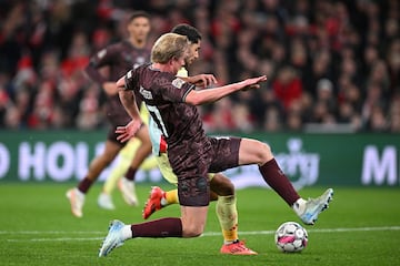 0-2. Dani Olmo filtra un pase al desmarque de Ayoze Pérez, el delantero se interna en el área danesa con la oposición de Joachim Andersen y de disparo cruzado, raso con la izquierda, supera  a Kasper Schmeichel.