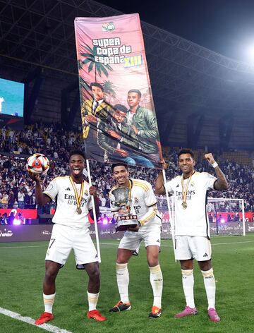 Vinicius, Bellingham y Rodrygo festejan la Supercopa.