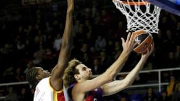 <b>AL ARO. </b>Grimau supera a Samb, formado en la cantera azulgrana.