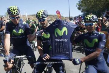 El ciclista colombiano del equipo Movistar, Nairo Quintana, y otros compañeros de su equipo muestran un maillot en recuerdo de su compañero, Pablo Lastas, ahora lesionado.