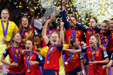 La capitana Irene Paredes levanta el trofeo de campeonas.