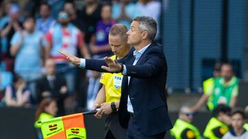 Fran Escrib&aacute; gesticula durante el partido entre el Celta y el Girona en Bala&iacute;dos. 