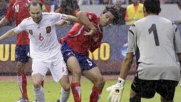 <b>Y ADEMÁS, DILUVIO. </b>Iniesta trata de encarar a Navas durante el Costa Rica-España del martes.
