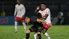 Aguilas Doradas's forward Fredy Salazar (L) and Red Bull Bragantino's midfielder Eric Ramires fight for the ball during the Copa Libertadores' second round second leg football match between Brazil's Red Bull Bragantino and Colombia's Aguilas Doradas at the Nabi Abi Chedid stadium in Braganca Paulista, Brazil on February 27, 2024. (Photo by NELSON ALMEIDA / AFP)