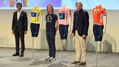 Van Vleuten, en la sede de Telefónica con sus maillots del Giro, Tour y Vuelta, junto a Unzué y Álvarez-Pallete.