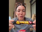 Una mexicana prueba el ‘Super 8’, lo llama ‘Super Eight’ y esta fue su reacción: “¡Viva Chile!”