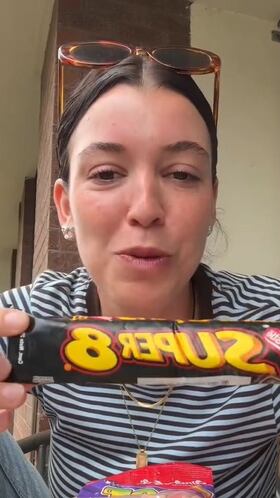 Una mexicana prueba el ‘Super 8’, lo llama ‘Super Eight’ y esta fue su reacción: “¡Viva Chile!”