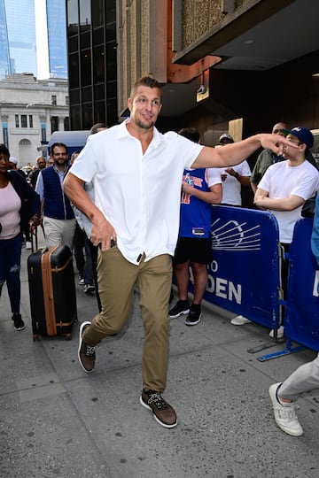 Rob Gronkowski, exjugador profesional de f¨²tbol americano, llegando al Madison Square Garden para presenciar el cuarto partido de la eliminatoria de Playoffs entre los Boston Celtics y los New York Knicks.