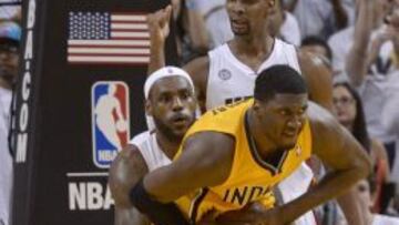 Acción entre Lebron James y Roy Hibbert en el partido de esta madrugada.