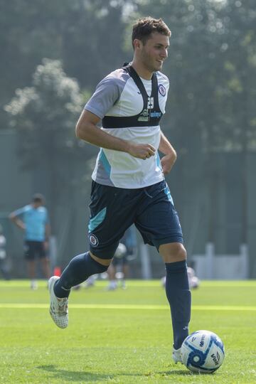 Los cambios en la dirección técnica de Cruz Azul hicieron que recibiera pocos minutos, sin embargo en la actual pretemporada está levantando la mano