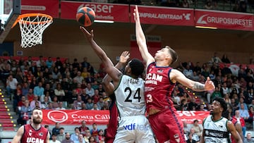 Andr¨¦s Feliz, base del Joventut, intenta encestar ante la oposici¨®n Wilhelm Falk, escolta del UCAM Murcia.