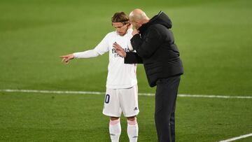 MADRID, SPAIN - DECEMBER 15: Zinedine Zidane, Head Coach of Real Madrid talks to Luka Modric of Real Madrid during the La Liga Santander match between Real Madrid and Athletic Club at Estadio Alfredo Di Stefano on December 15, 2020 in Madrid, Spain. Sport