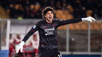 Guillermo Ochoa con el Salernitana