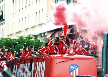 Los jugadores del Atlético de Madrid, durante el recorrido por las calles del centro de Madrid para celebrar los dos títulos conquistados por los equipos masculino y femenino de fútbol del Atlético de Madrid, la Liga Europa y la Liga Iberdrola respectivamente