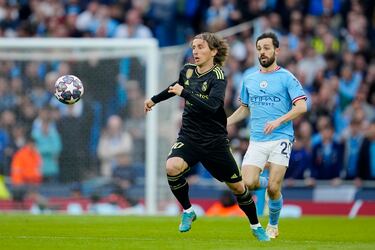 Luka Modric controla el balón ante la antenta mirada de Bernardo Silva.