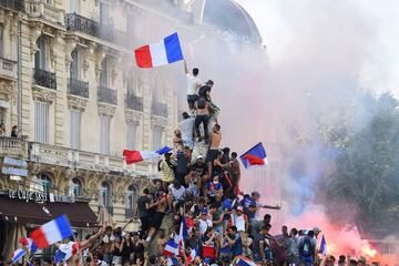 Seguidores de Francia celebrando la victoria de su selección en el Mundial por las calles de París. 