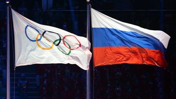 Imagen de archivo de la bandera olímpica y la bandera de Rusia.