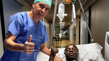 Amath, jugador del Real Valladolid, tras ser operado con el doctor Lomo.