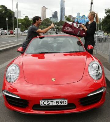 Mark Weber fue el chofer de Maria Sharapova para ir a entrenar al Melbourne Park.